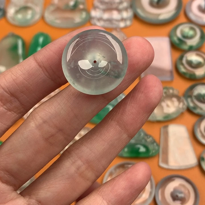 翡翠挂件未镶嵌…..