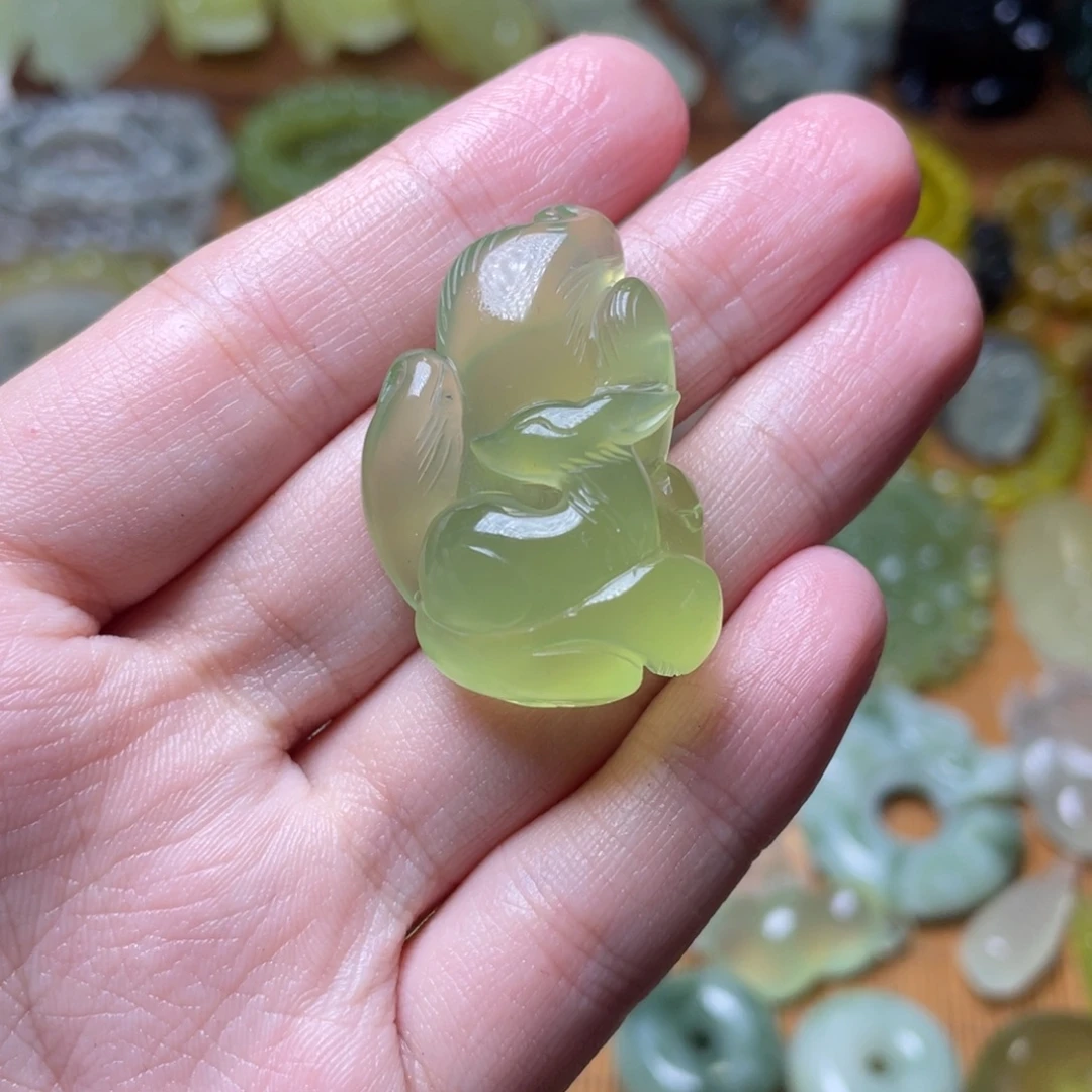 大***刘未镶嵌蛇纹石玉吊坠