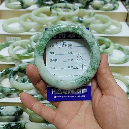 刘***妹透闪石-蛇纹石玉未镶嵌手镯