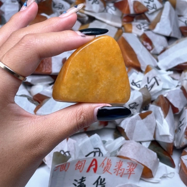 与***踹翡翠未镶嵌颈饰翡翠