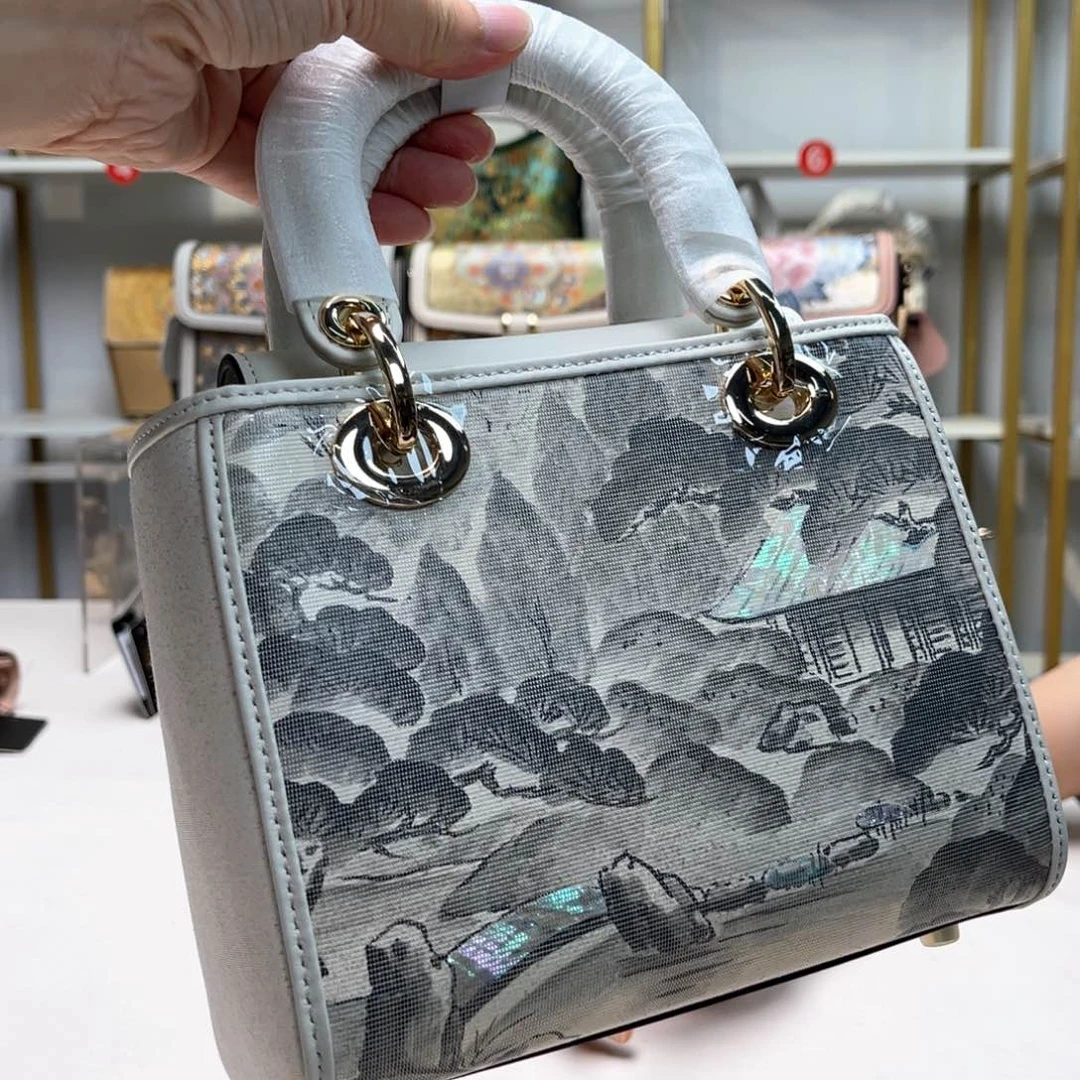 B***啵织绣高定风雨中的花朵，倔强又美丽。