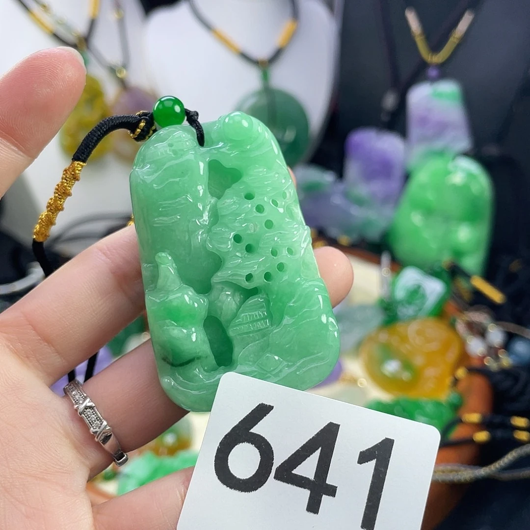 翡翠未镶嵌吊坠(赠链)