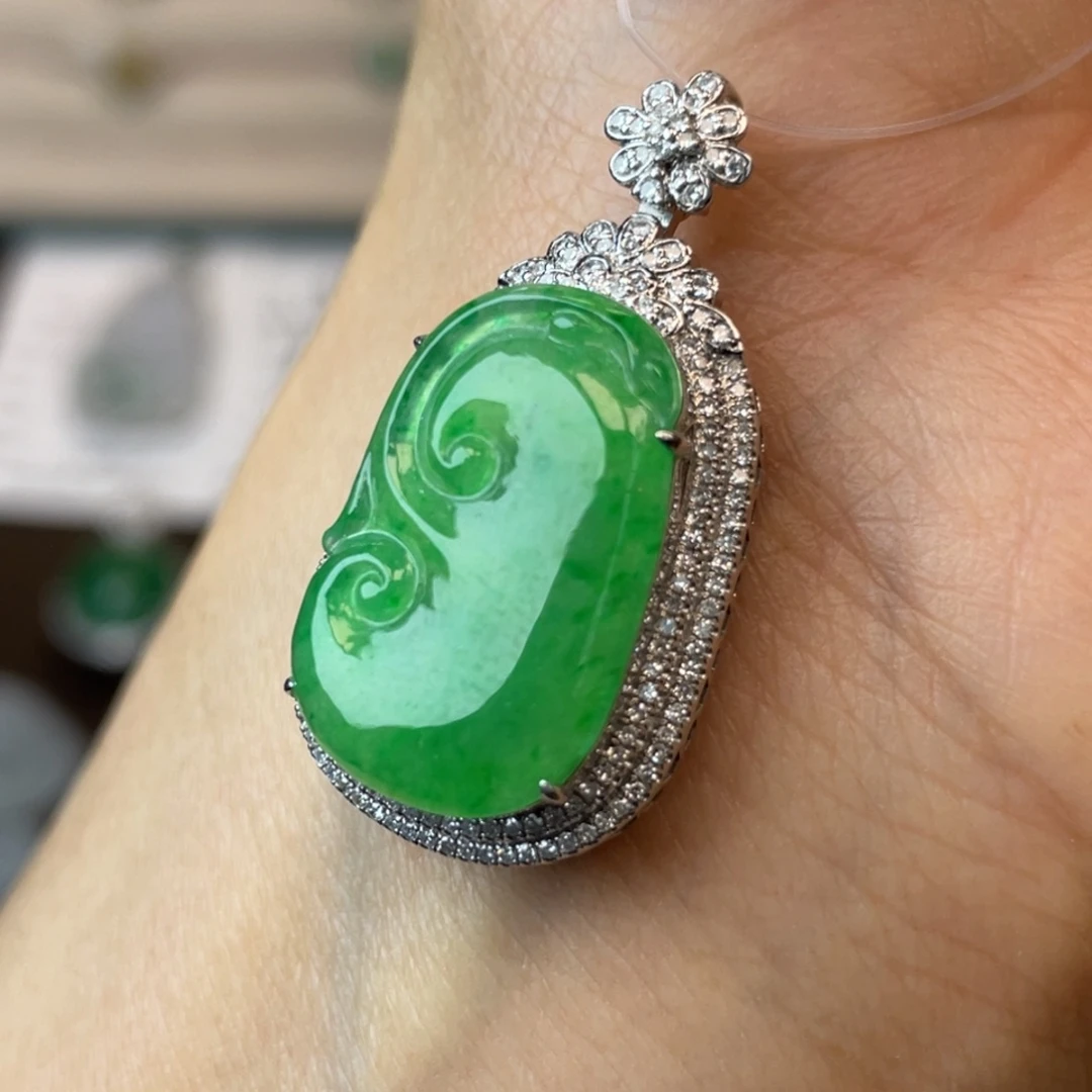 翡翠18K金镶嵌颈饰