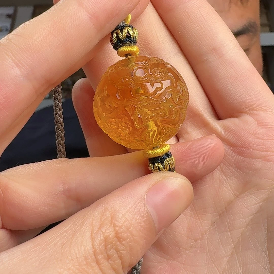 琥珀颈饰未镶嵌蜜糖红醒狮吊坠