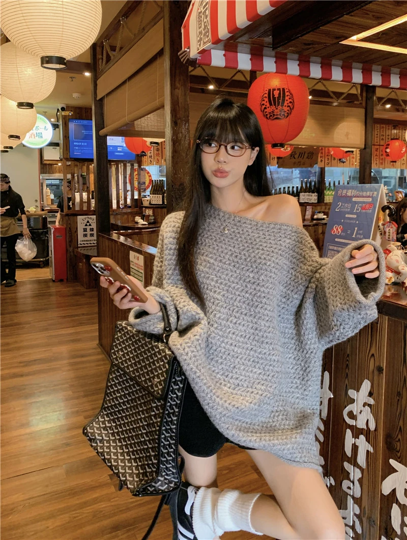 慵懒风斜领露肩毛衣中长款灰色针织衫宽松2025秋季新款上衣