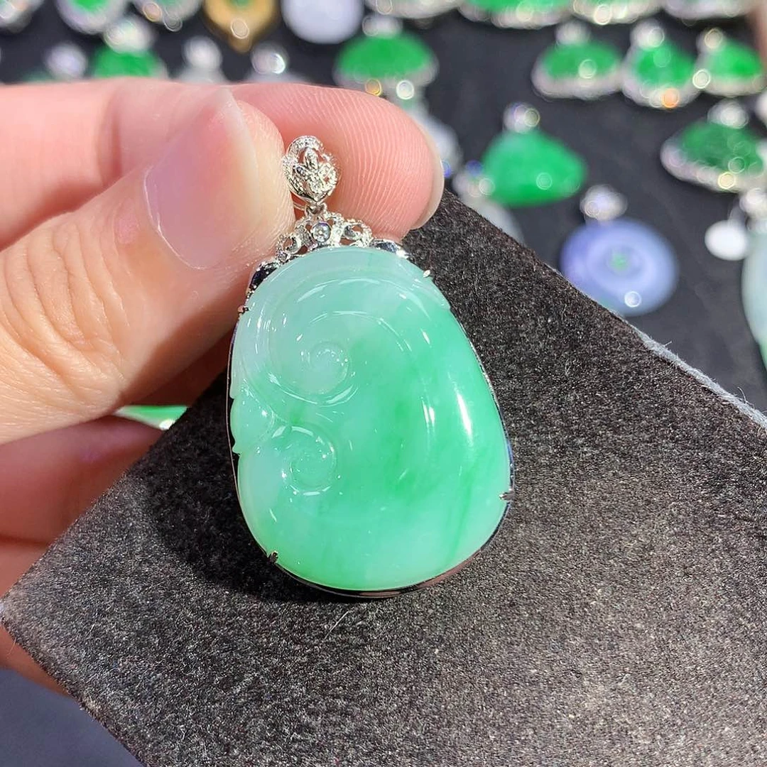 翡翠18K金镶嵌吊坠(赠链)