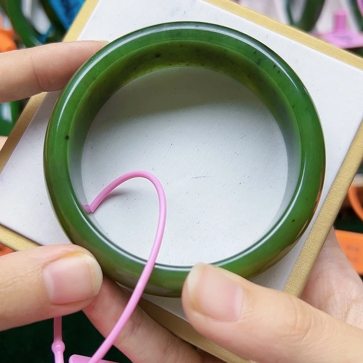 我***子未镶嵌手镯和田玉