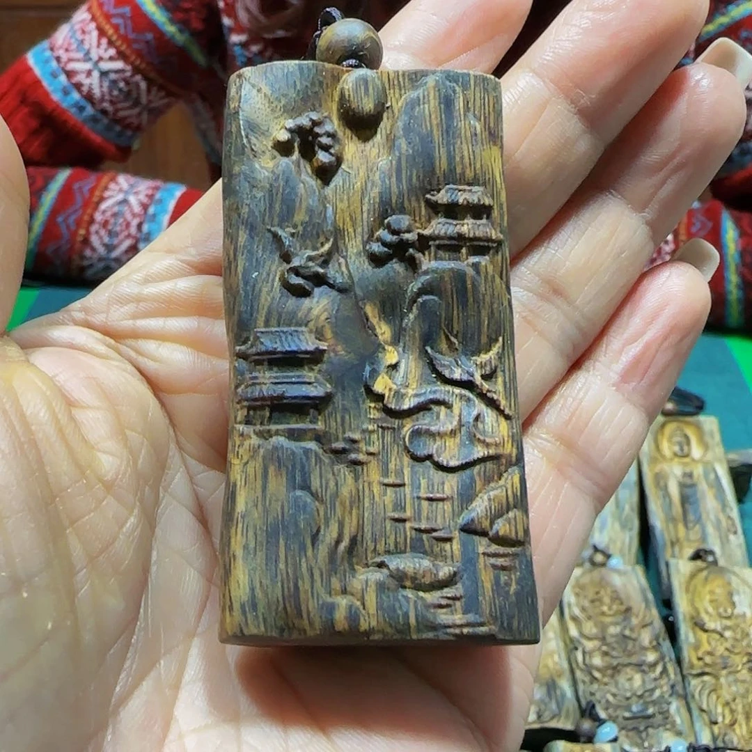 沉香吊坠海南白奇乌身老料雕刻山水牌带绳19.5克