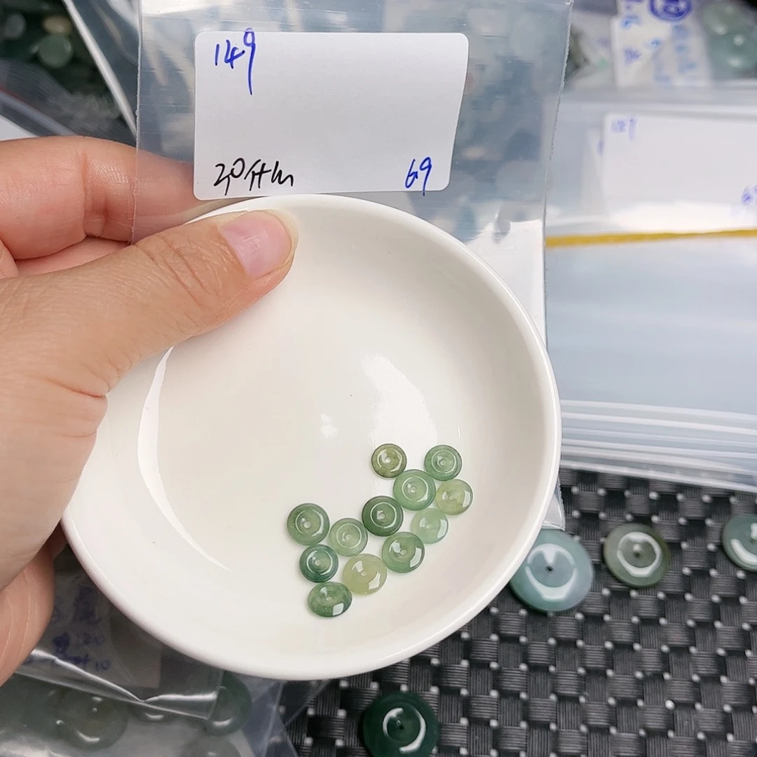 翡翠未镶嵌颈饰什****士不