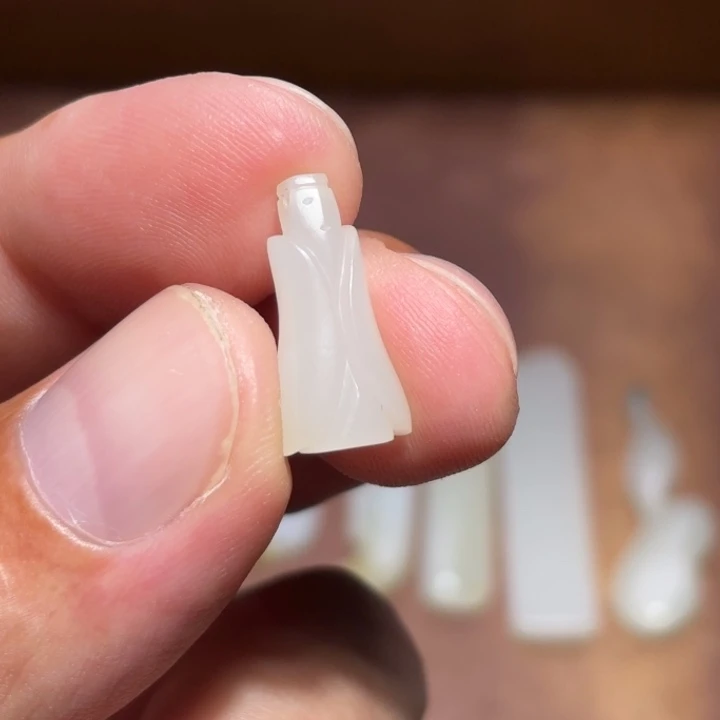 和田玉未镶嵌耳饰