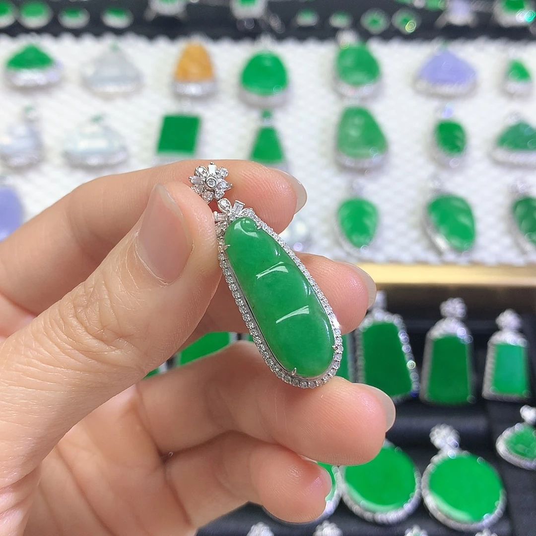 颈饰18K金镶嵌翡翠吊坠