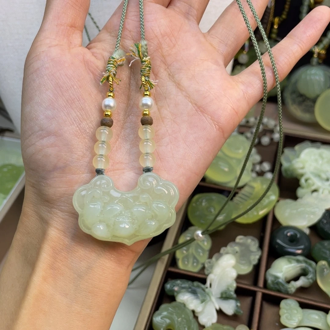 蛇纹石玉未镶嵌颈饰