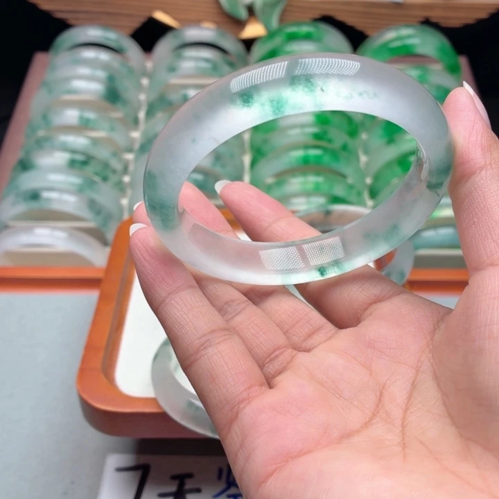 浅***笑石英质玉未镶嵌手镯