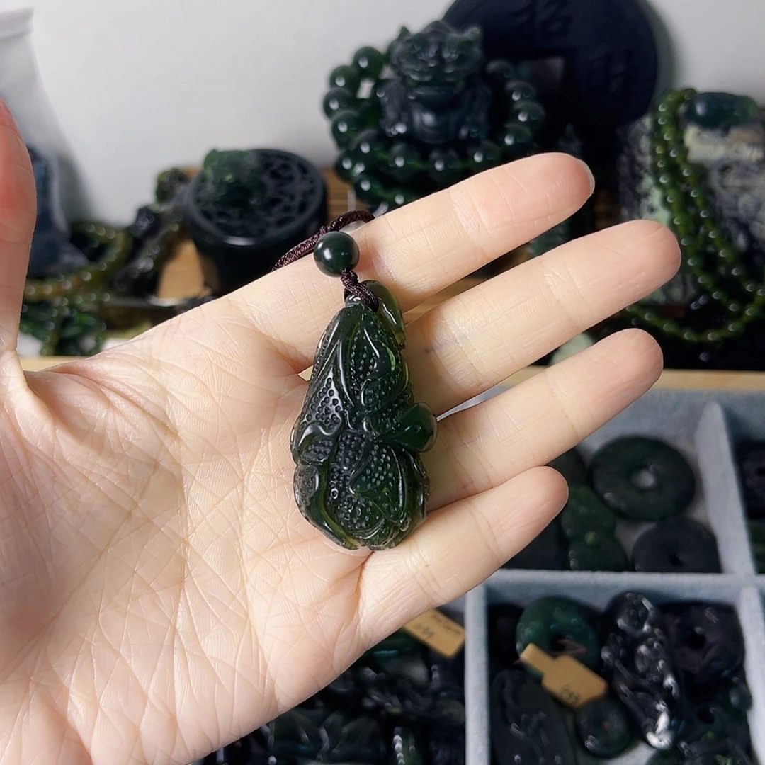 用***1蛇纹石玉未镶嵌颈饰