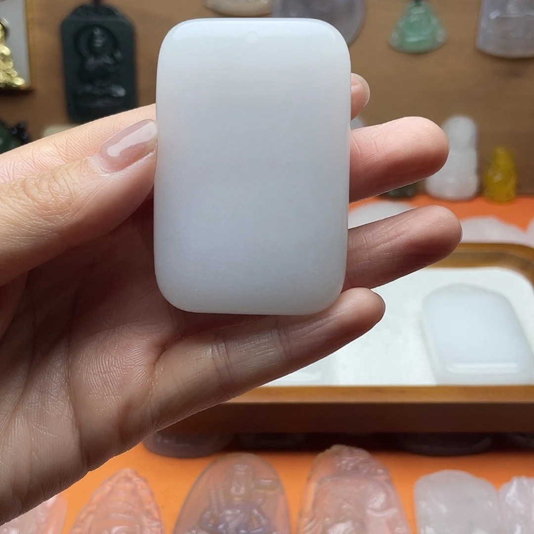 颈饰未镶嵌石英质玉