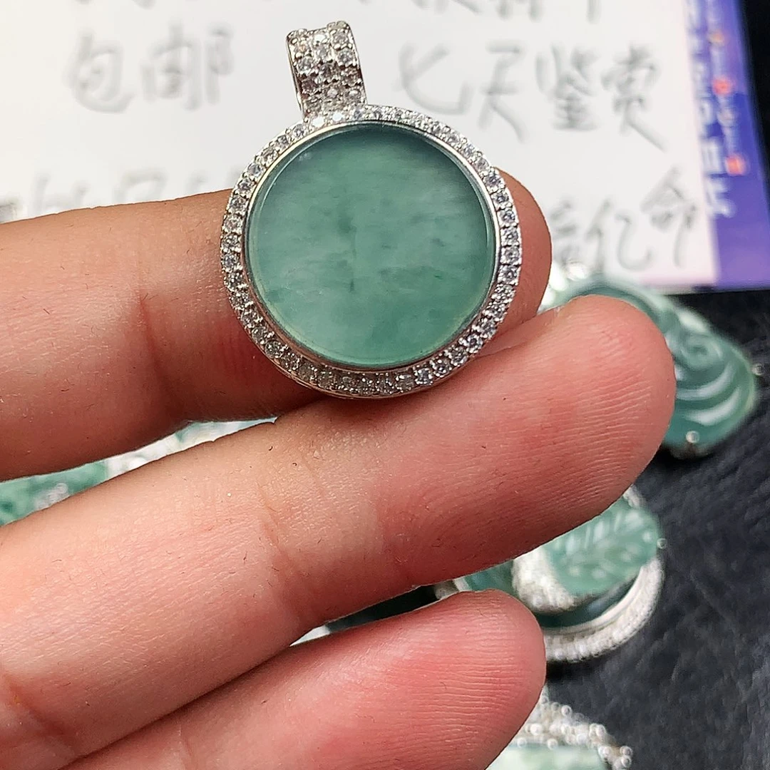 翡翠未镶嵌颈饰无事牌