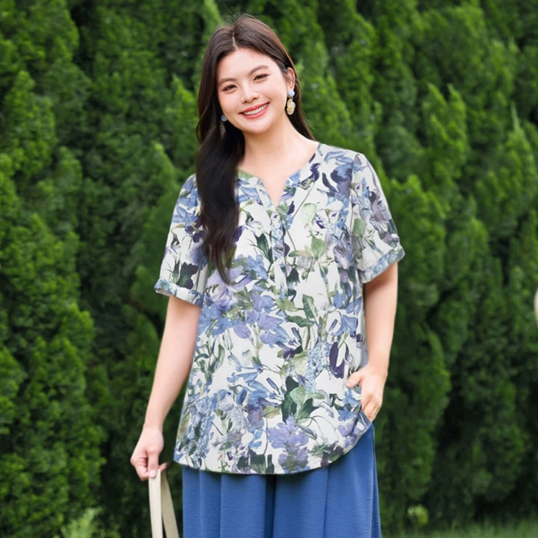 MsShe大码女装2025新款夏装复古碎花V领宽松遮肚短袖小衫Q2506042