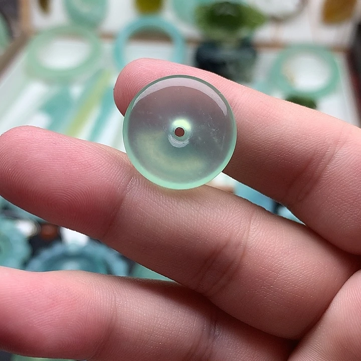 岫玉未镶嵌颈饰平安扣