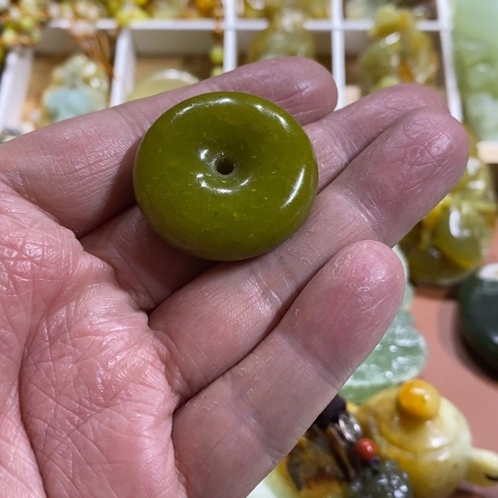 蛇纹石玉颈饰未镶嵌