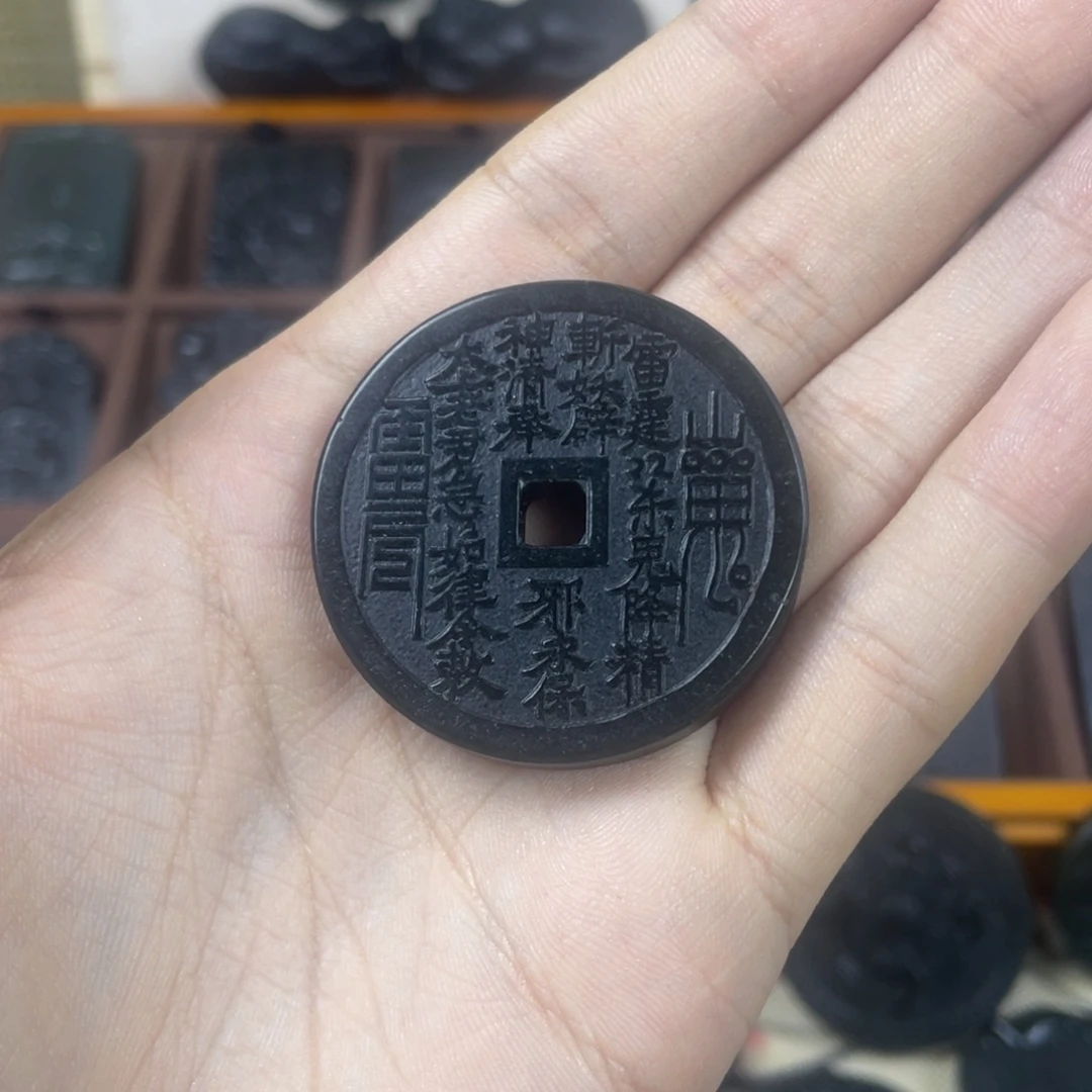 颈饰未镶嵌和田玉（青玉）