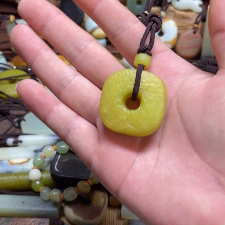 蛇纹石玉挂件未镶嵌