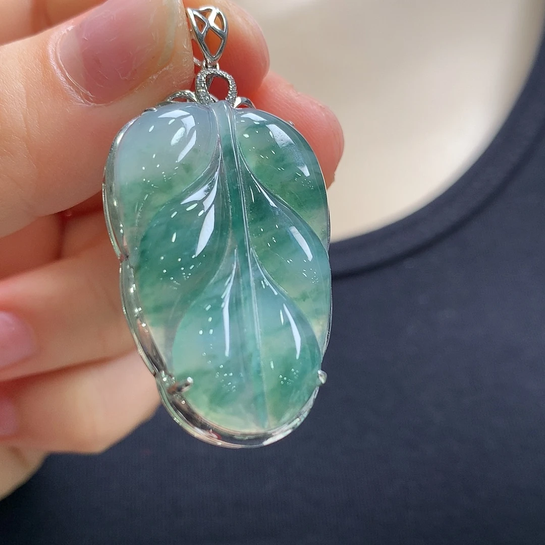 翡翠18K金镶嵌颈饰叶子