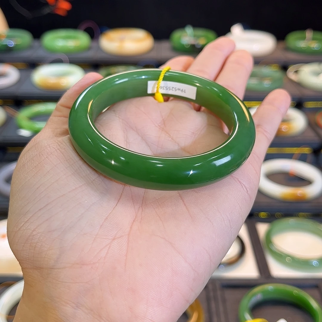 和田玉未镶嵌手镯阳绿