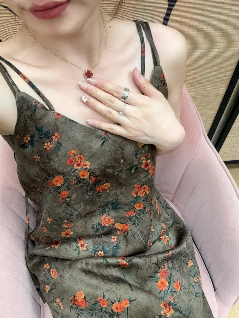 宋墨100桑蚕丝花罗双肩带可调节单侧开衩飘带UMa风小碎花吊带裙