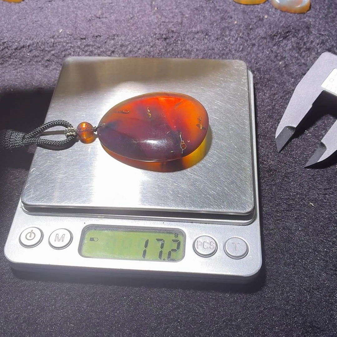 未镶嵌颈饰琥珀吊