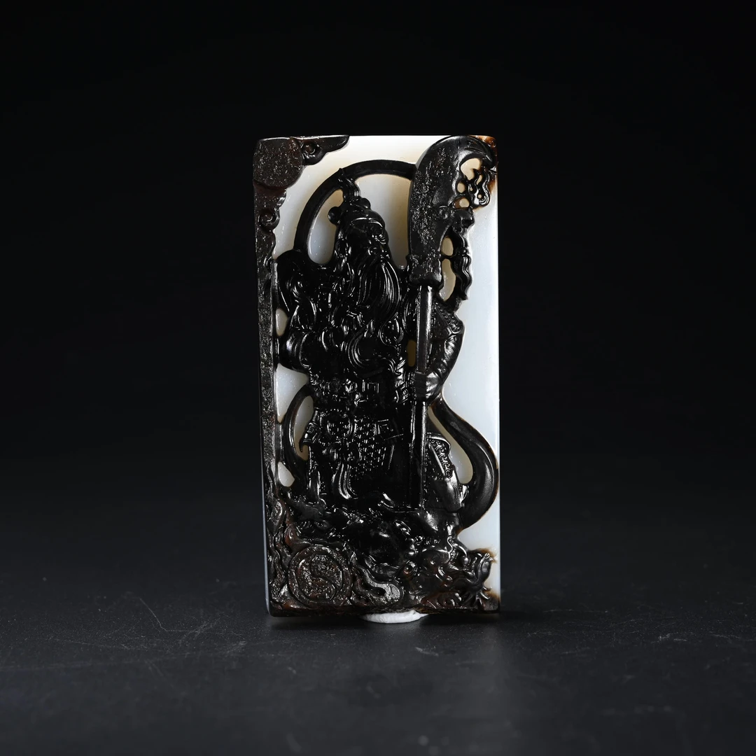 lot8826 和田玉黑皮关公挂牌/保利