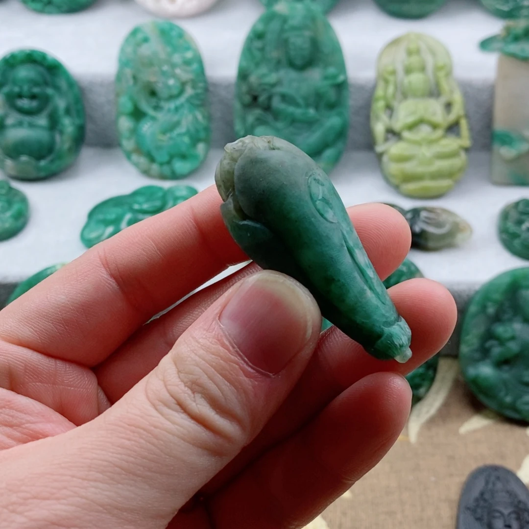 独山玉未镶嵌颈饰