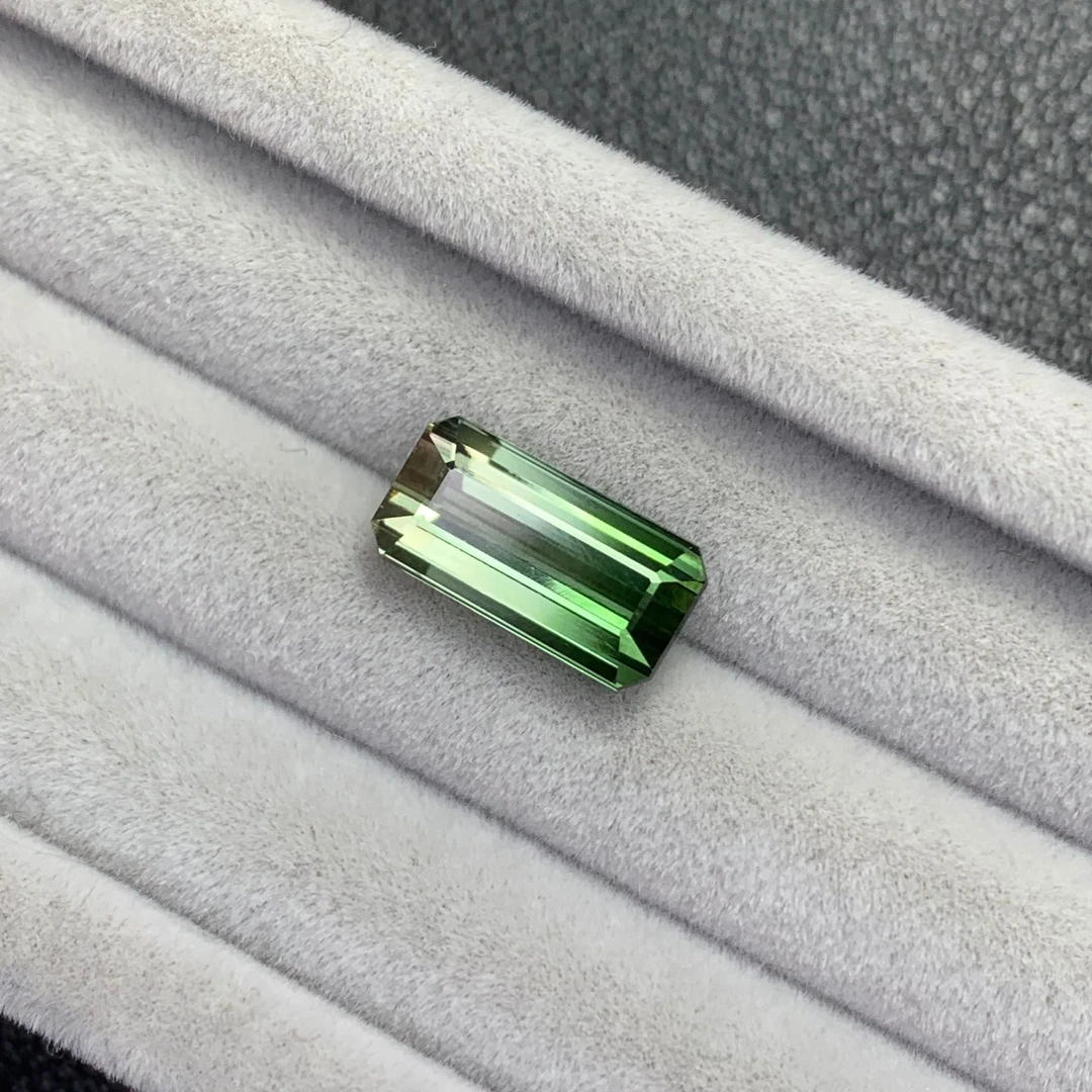 天然双色碧玺裸石 肉眼全净玻璃体满火彩明亮精切长方2.85ct璀璨