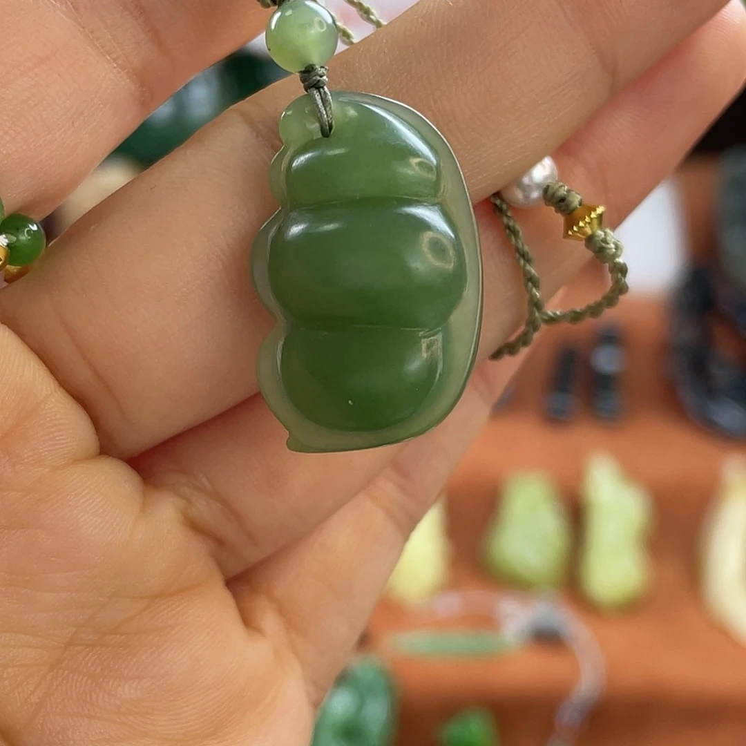 和田玉未镶嵌颈饰俄碧粉绿福豆