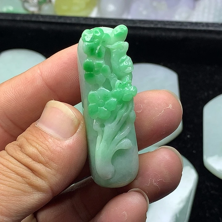 翡翠未镶嵌吊坠(赠链)