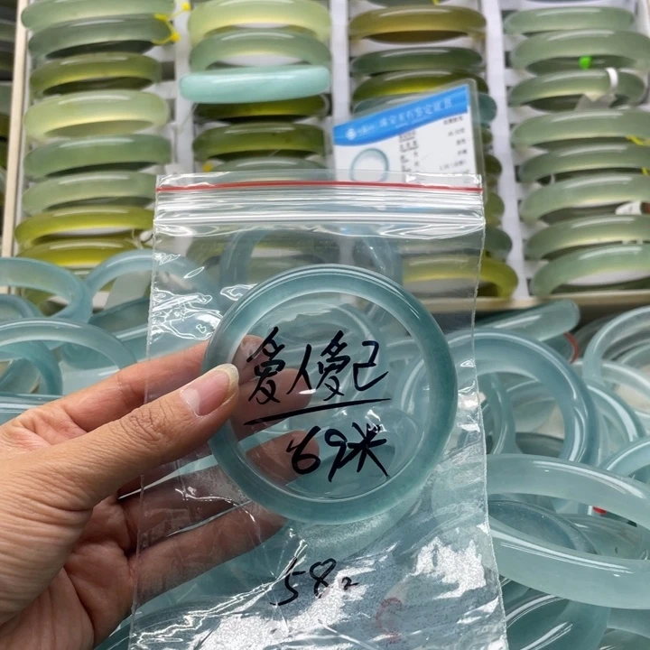 爱***已石英质玉手镯未镶嵌