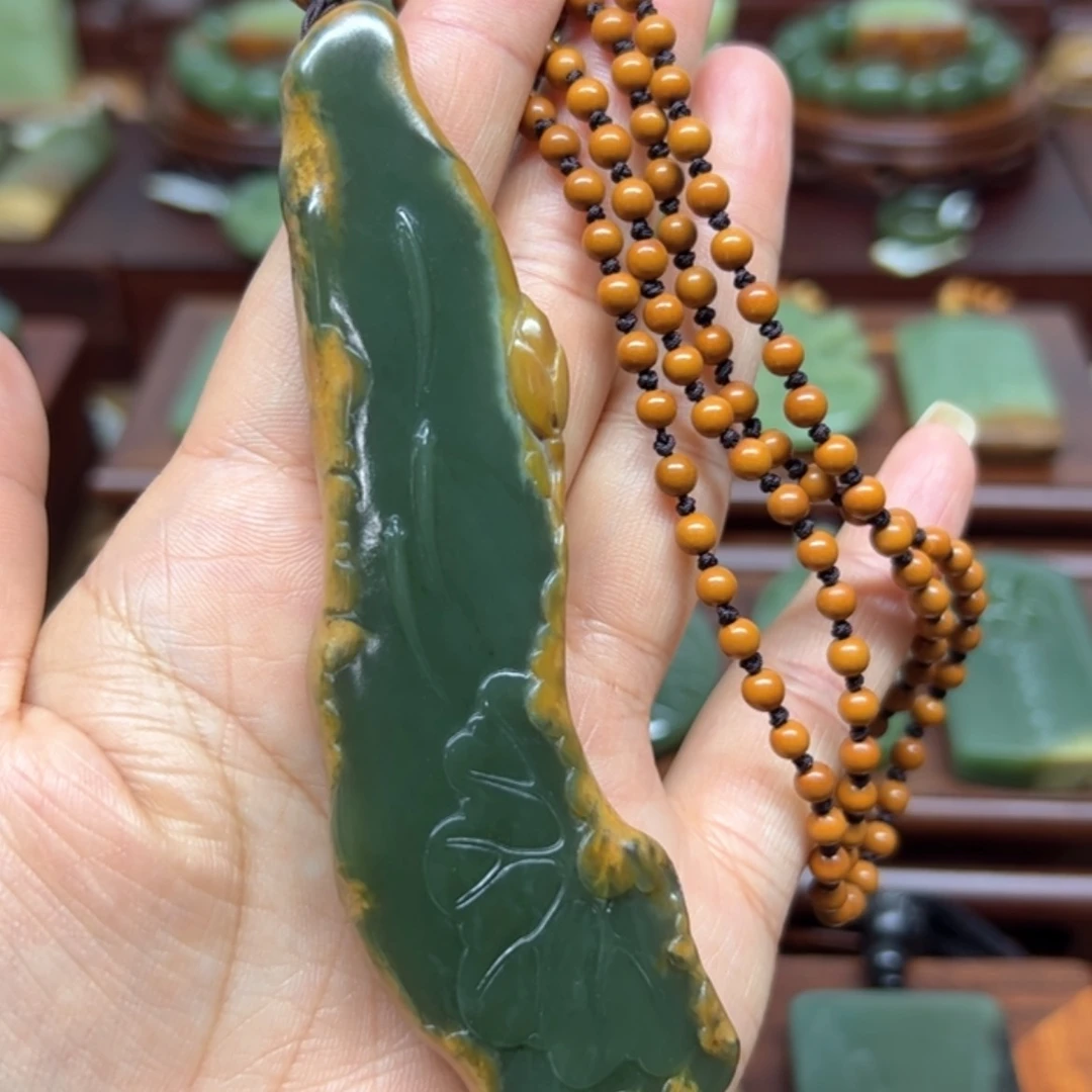【闪购商品】颈饰未镶嵌岫岩河磨玉（透闪石质玉）上**水连年有余