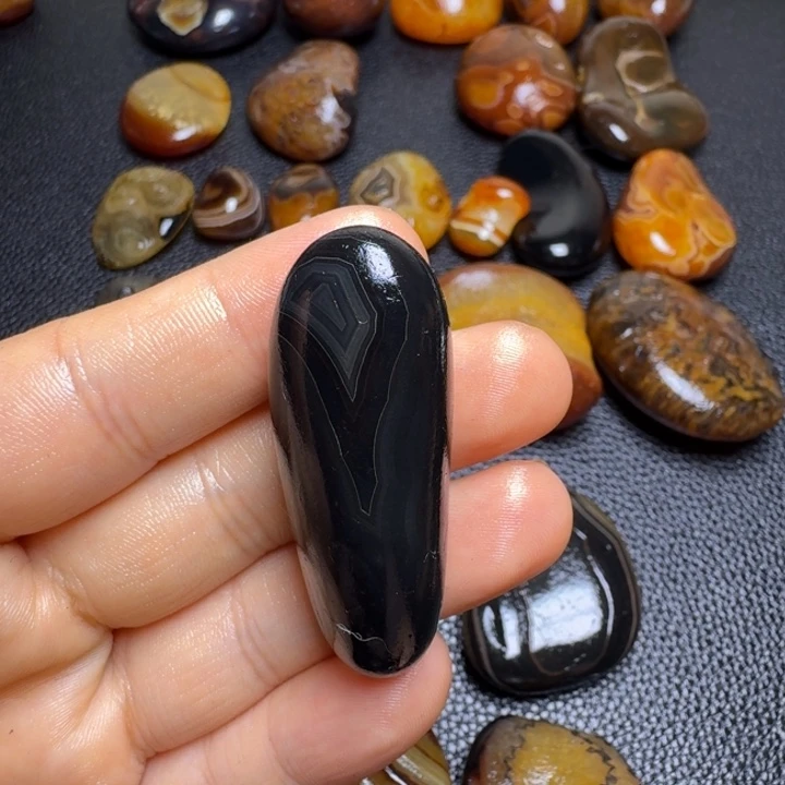 天***淡瓷片马达加斯加奇石手把件