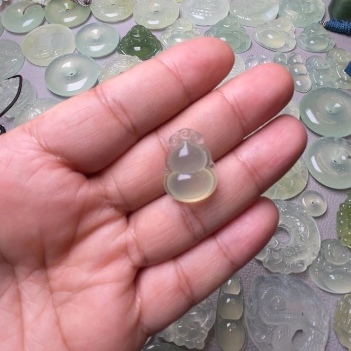 岫玉吊坠(赠链)未镶嵌萝****人