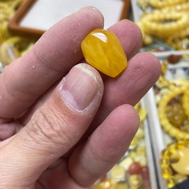 蜜蜡未镶嵌裸石吊坠