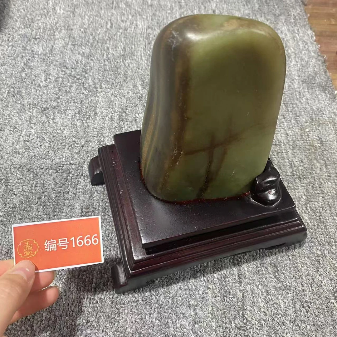 新疆玉料原石发一件带底座编号1666