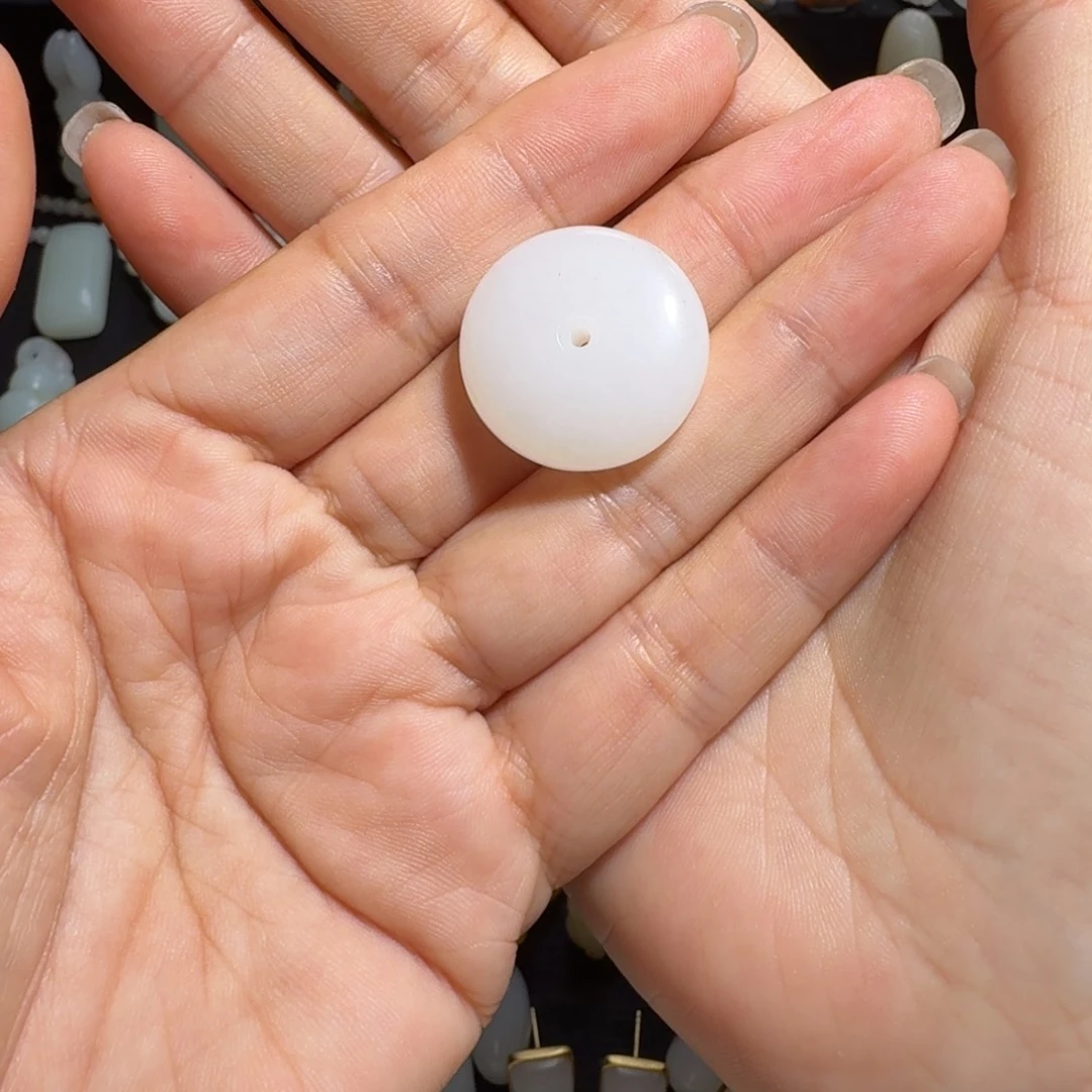 L***b和田玉未镶嵌颈饰