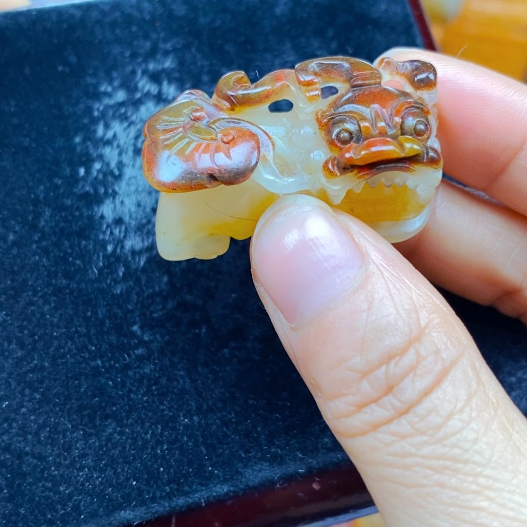 石英质玉（黄龙玉）未镶嵌颈饰