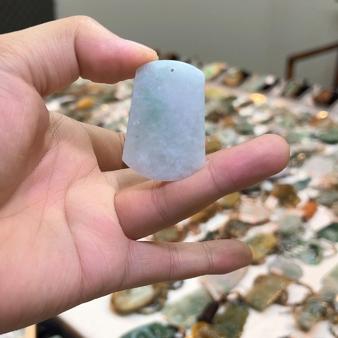 飘***移翡翠未镶嵌颈饰挂件