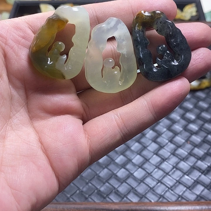 六***麻蛇纹石玉未镶嵌颈饰