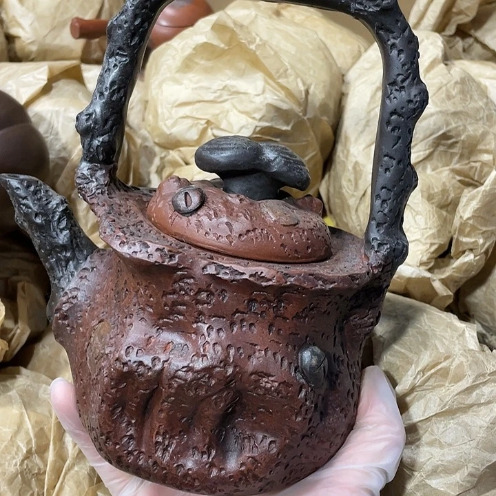 紫砂茶壶原矿泥料手工制作的一把紫砂壶。