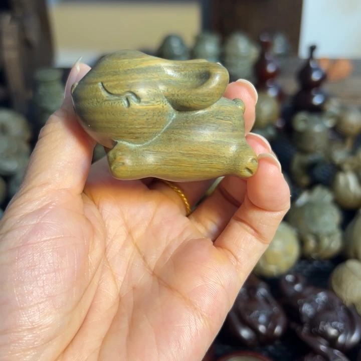 把件小叶紫檀兔子