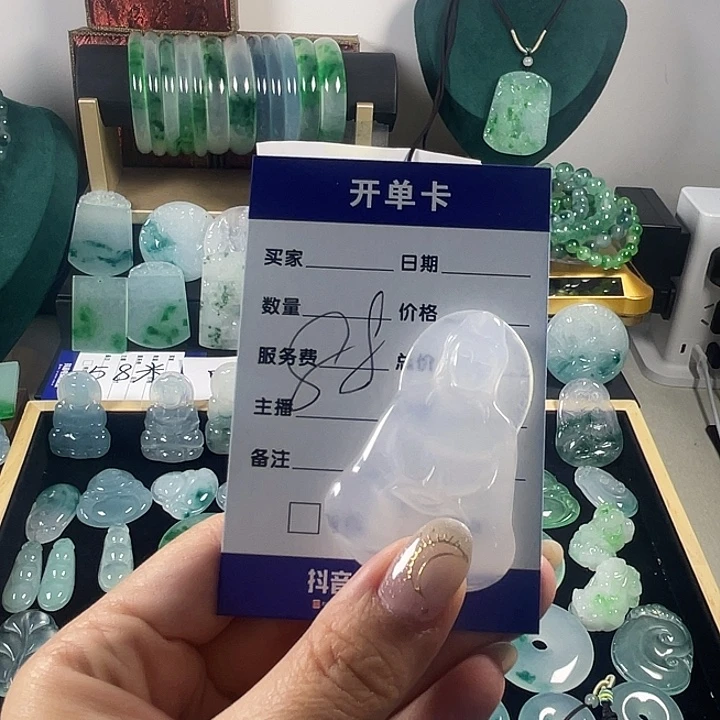 孖*** 翡翠未镶嵌颈饰观音