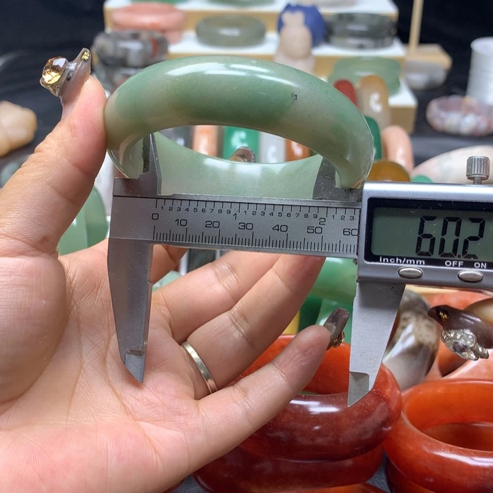 未镶嵌手镯石英质玉