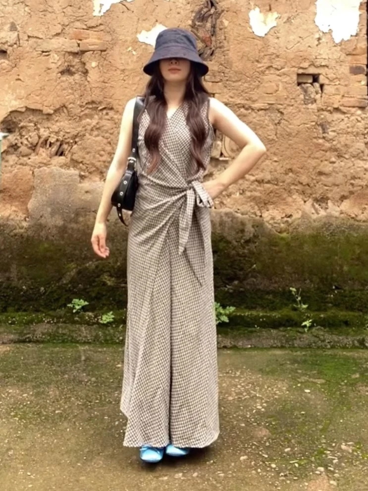 韩系复古格子v领无袖连衣裙女2025夏季设计感绑带收腰别致长裙子