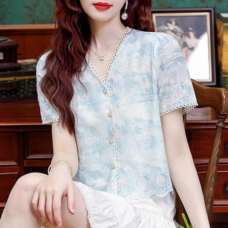 时尚高端绣花V领短袖衬衫女士夏装新款漂亮洋气小衫气质短款上衣